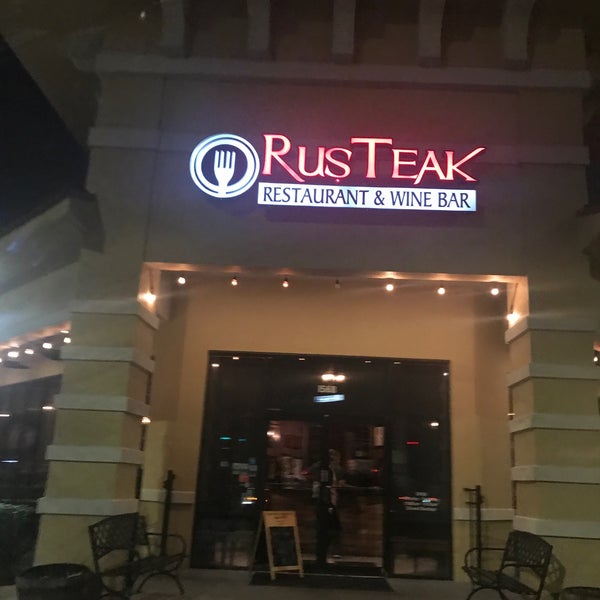2/15/2020 tarihinde Tanya L.ziyaretçi tarafından RusTeak Restaurant And Wine Bar'de çekilen fotoğraf
