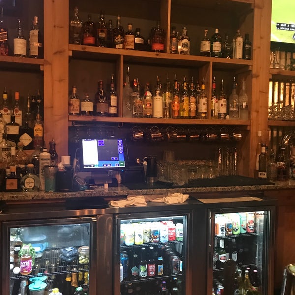 Photo prise au RusTeak Restaurant And Wine Bar par Tanya L. le8/24/2019