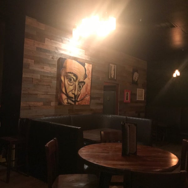 Photo prise au RusTeak Restaurant And Wine Bar par Tanya L. le7/4/2019
