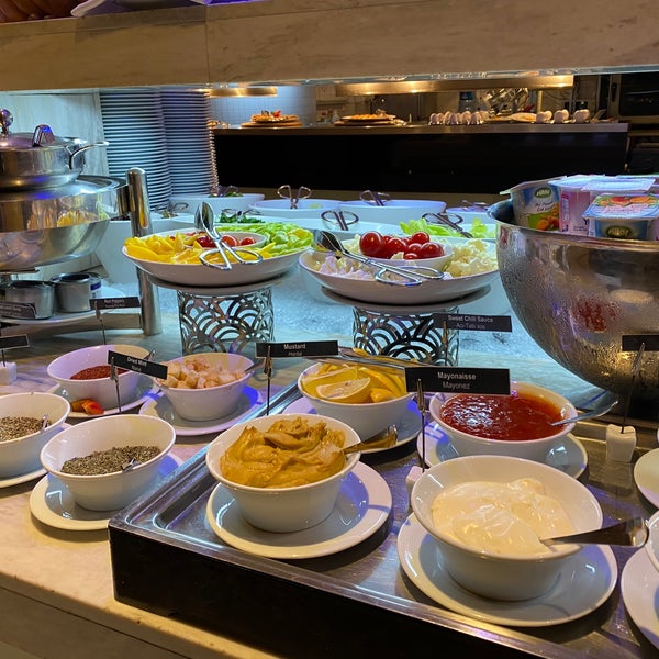 รูปภาพถ่ายที่ Mövenpick Hotel Istanbul โดย Phoebe C. เมื่อ 11/28/2019