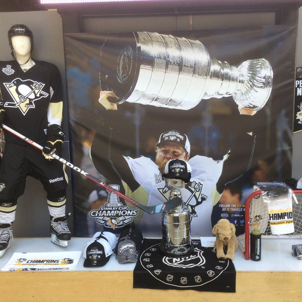 6/19/2016에 Pavel A.님이 NHL Store NYC에서 찍은 사진