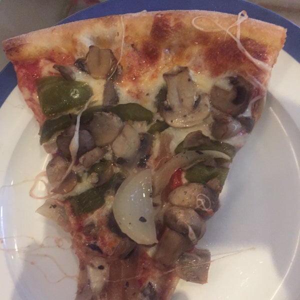 Снимок сделан в Uncle Paul&#39;s Pizza пользователем William L. 11/26/2015