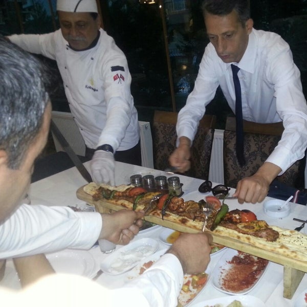 10/9/2013 tarihinde Zekiziyaretçi tarafından Adanalı Hasan Kolcuoğlu Restaurant'de çekilen fotoğraf