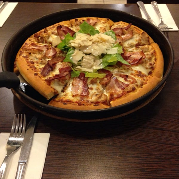 Photo taken at Pizza Hut by Martin L. on 8/8/2014