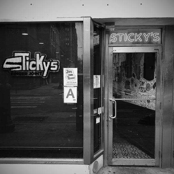 12/13/2018 tarihinde Mister M.ziyaretçi tarafından Sticky&#39;s Finger Joint'de çekilen fotoğraf