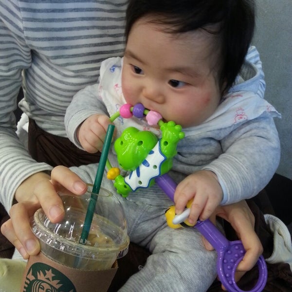 Das Foto wurde bei Starbucks von 영관 오. am 3/29/2014 aufgenommen