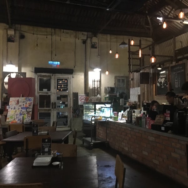 Foto diambil di Gudang Cafe oleh WengWeng B. pada 6/15/2019