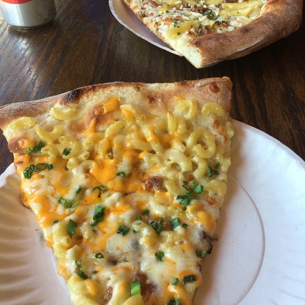 Снимок сделан в Dimo&#39;s Pizza пользователем Tracy H. 11/5/2016
