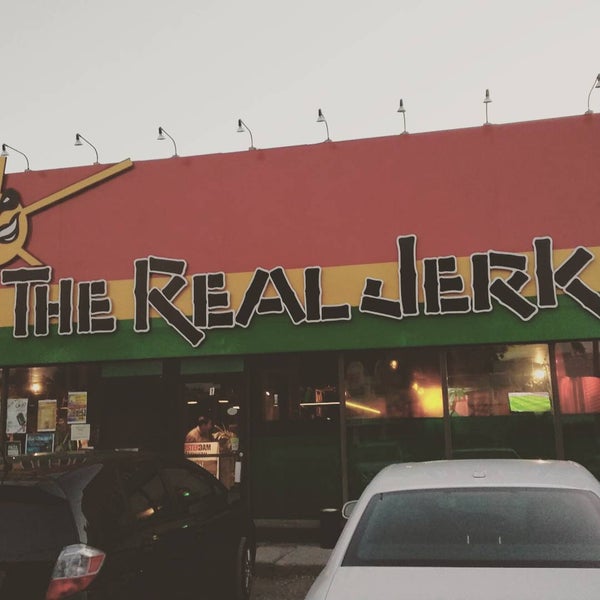 8/9/2015 tarihinde Sam H.ziyaretçi tarafından The Real Jerk Restaurant'de çekilen fotoğraf
