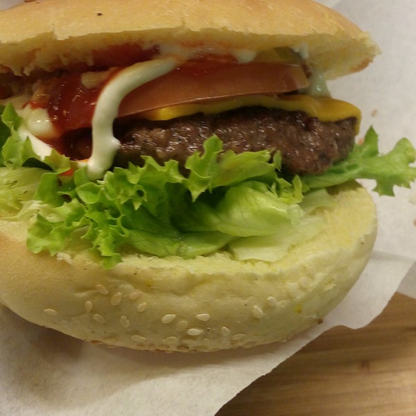 Photo prise au Beeves Burger &amp; Steakhouse par Yılmaz T. le10/20/2016