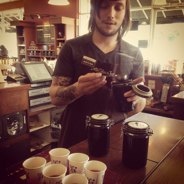 Foto tomada en Peet&#39;s Coffee &amp; Tea  por Julie H. el 2/23/2013