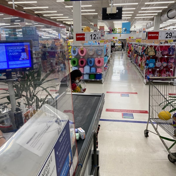 Photo taken at Carrefour by Marcelo Hsu 許. on 1/30/2022
