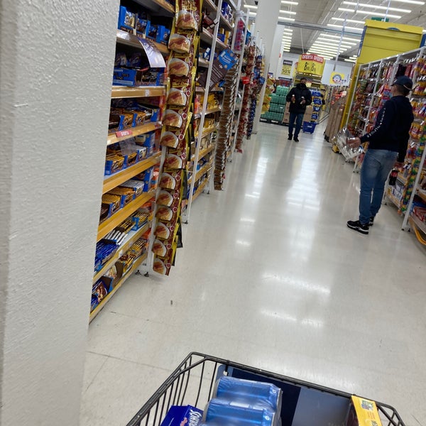 Photo taken at Carrefour by Marcelo Hsu 許. on 7/11/2021