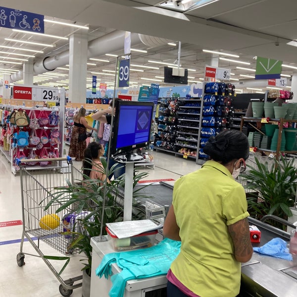 Photo taken at Carrefour by Marcelo Hsu 許. on 1/30/2022