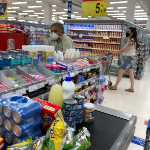 Photo taken at Carrefour by Marcelo Hsu 許. on 8/22/2021