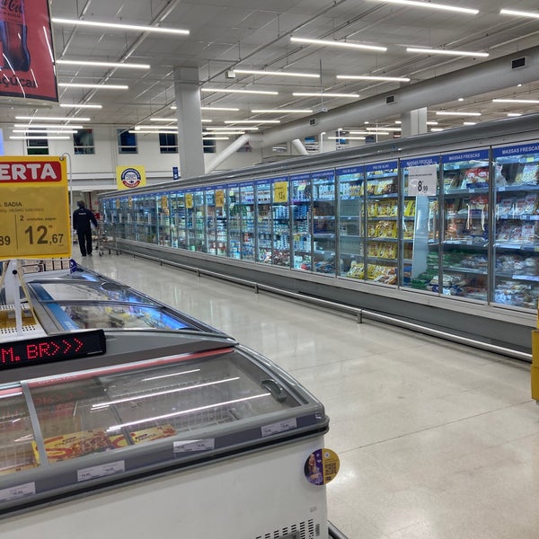 Photo taken at Carrefour by Marcelo Hsu 許. on 6/12/2022