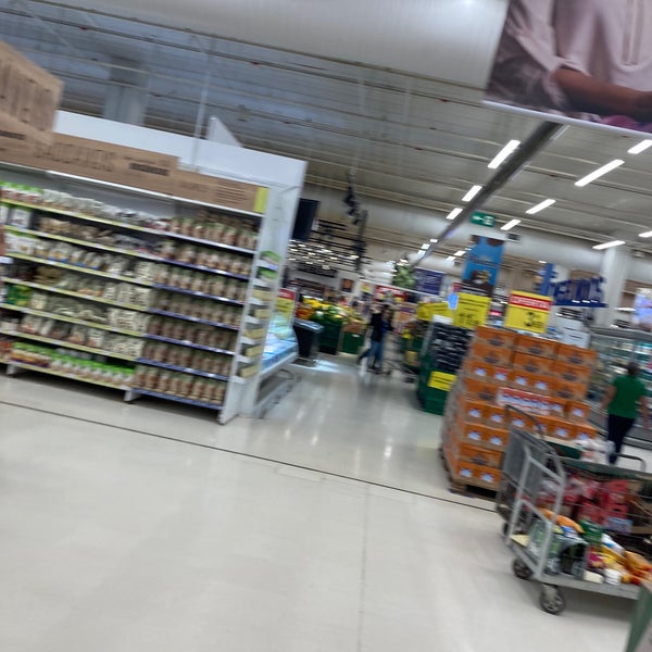 Photo taken at Carrefour by Marcelo Hsu 許. on 3/21/2022