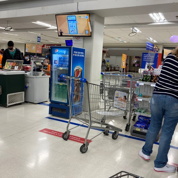 Photo taken at Carrefour by Marcelo Hsu 許. on 8/15/2021