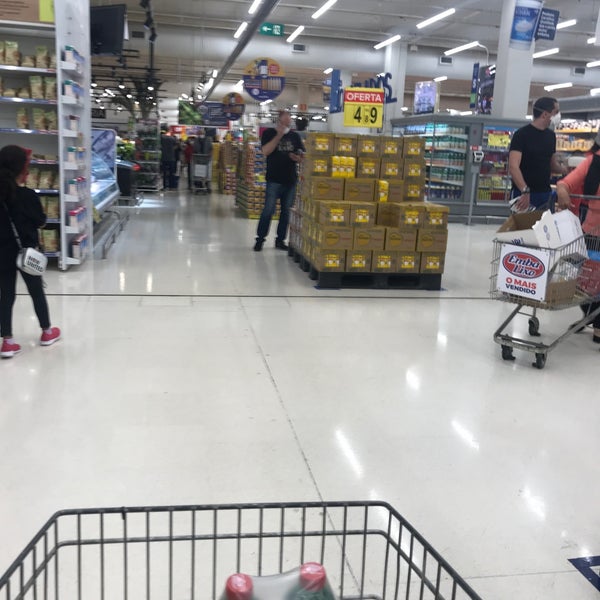Photo taken at Carrefour by Marcelo Hsu 許. on 5/16/2021