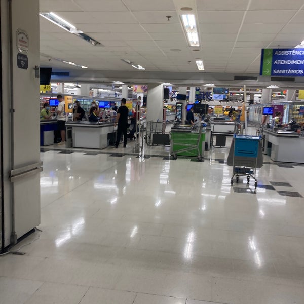 Photo taken at Carrefour by Marcelo Hsu 許. on 5/29/2022