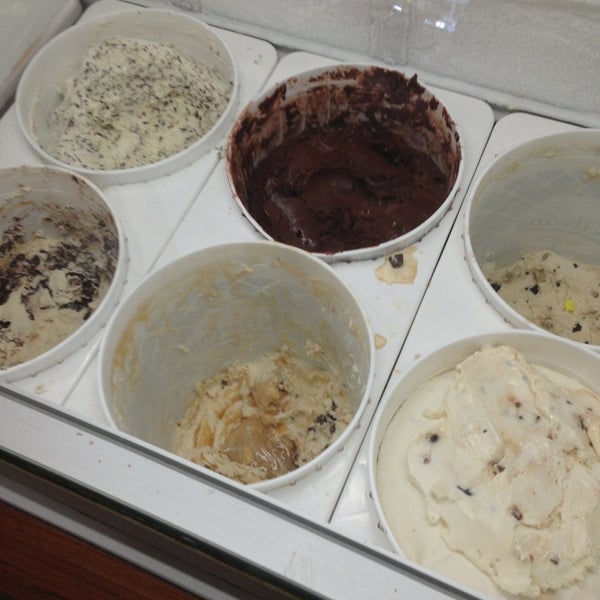 Foto diambil di Kilwins Chocolates &amp; Ice Cream oleh Michael M. pada 7/22/2013