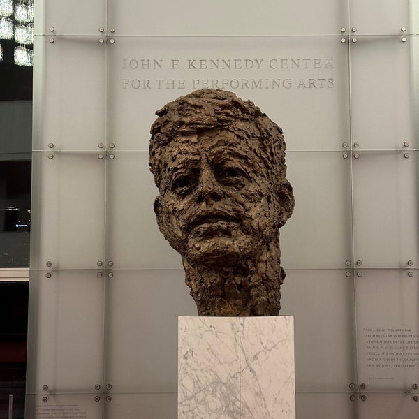 รูปภาพถ่ายที่ The John F. Kennedy Center for the Performing Arts โดย Joshua B. เมื่อ 2/11/2024