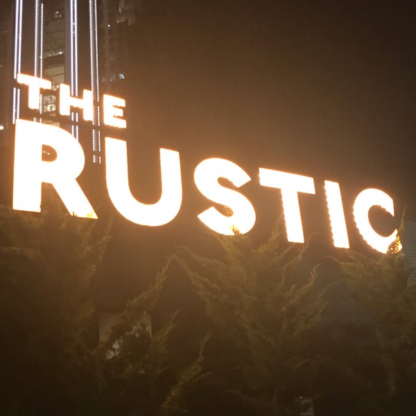 รูปภาพถ่ายที่ The Rustic โดย Joshua B. เมื่อ 8/8/2019