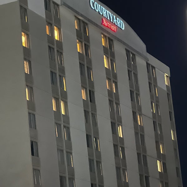 Photo taken at Courtyard by Marriott Alexandria Pentagon South by Joshua B. on 1/17/2023