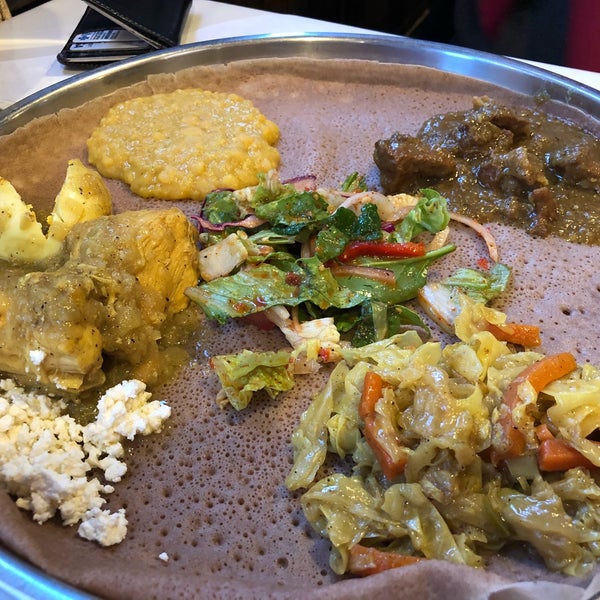 4/5/2018 tarihinde Alon O.ziyaretçi tarafından Demera Ethiopian Restaurant'de çekilen fotoğraf