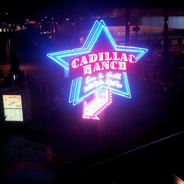 3/26/2013 tarihinde Cesar T.ziyaretçi tarafından Cadillac Ranch Southwestern Bar &amp; Grill'de çekilen fotoğraf