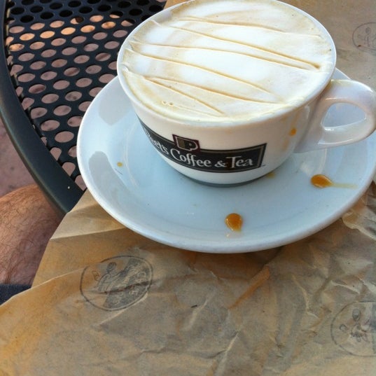 Foto tomada en Peet&#39;s Coffee &amp; Tea  por Darren H. el 10/16/2012
