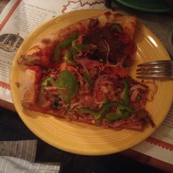 รูปภาพถ่ายที่ The Original Pizza Cookery โดย Krystle W. เมื่อ 4/28/2014