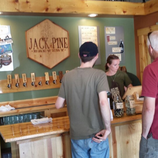 รูปภาพถ่ายที่ Jack Pine Brewery โดย Dave S. เมื่อ 6/21/2014