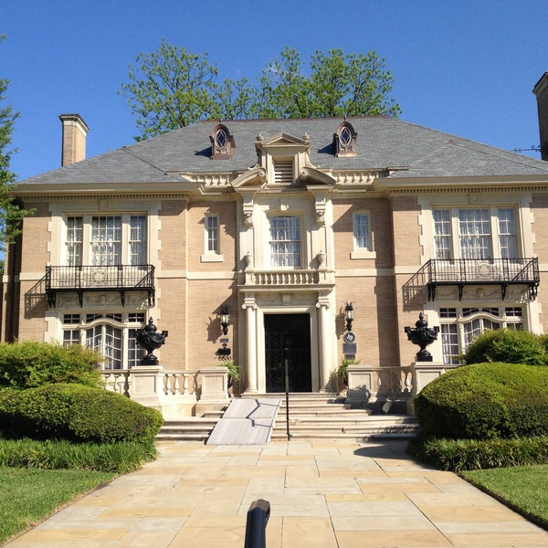 รูปภาพถ่ายที่ Aldredge House โดย Carrie เมื่อ 4/22/2013