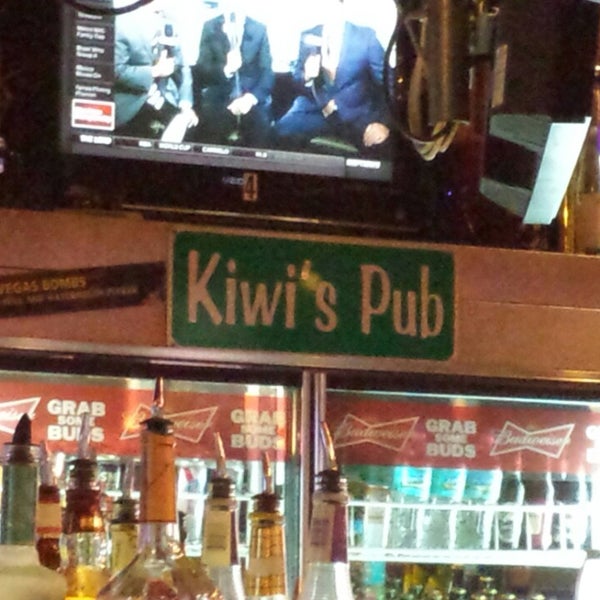 Foto diambil di Kiwi&#39;s Pub &amp; Grill oleh !    R🐱n  Cossin™ 👈 pada 6/23/2014