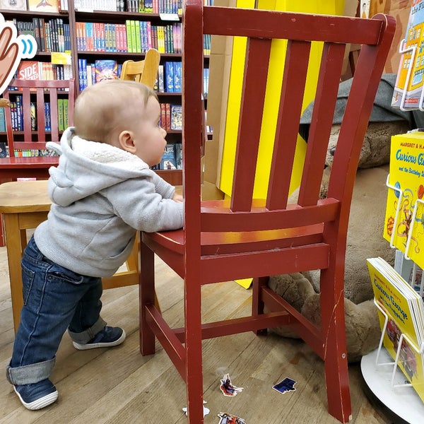 Foto tomada en Brookline Booksmith  por Rachel K. el 11/10/2019