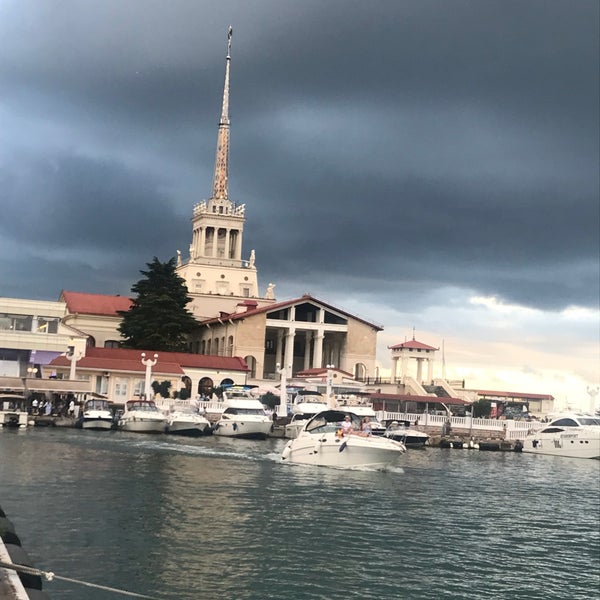 Сочи пристань яхт. Морпорт сочи. Морской причал сочи. Сочи пристань. Кафе причал сочи на ножах.