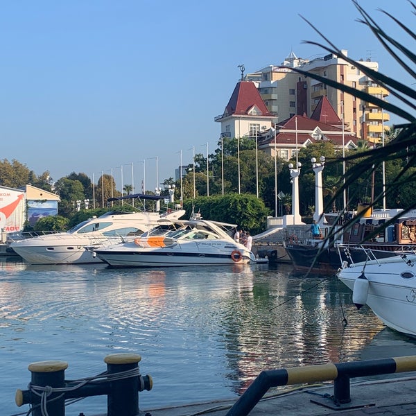 Морпорт сочи яхты. Причал сочи. Морпорт сочи причалы. Причал сочи. Морские пирсы сочи.