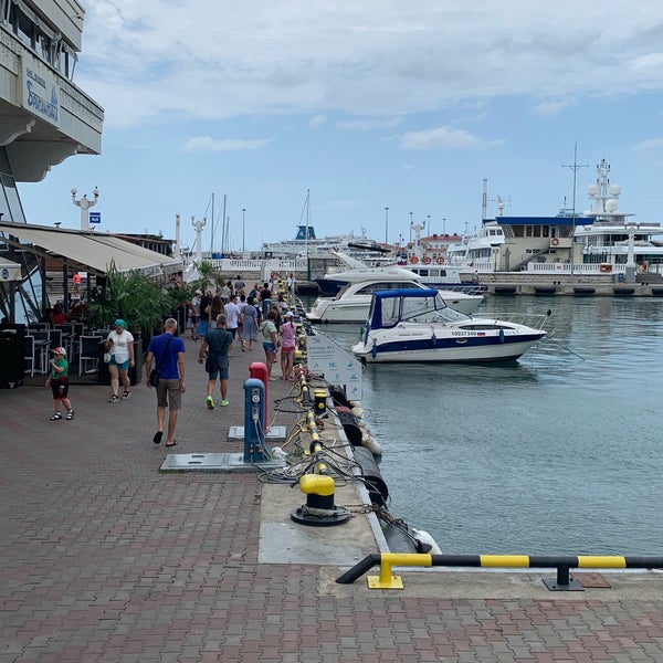 Морпорт сочи яхты. Морской причал сочи. Причал е сочи морской порт. Морпорт сочи причалы. Причал сочи.