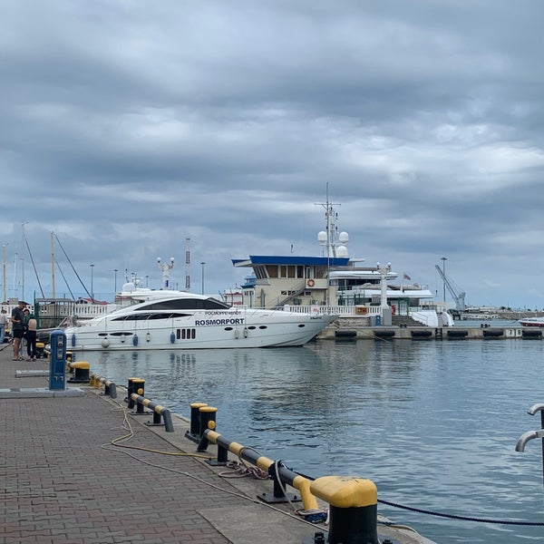Причал сочи. Сочи пристань. Морской вокзал сочи причалы. Морпорт сочи причалы. Причал сочи.