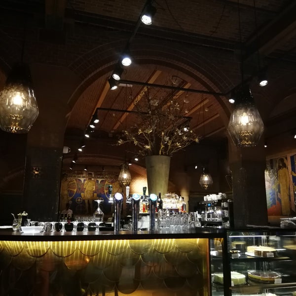 Foto diambil di Bistro Berlage oleh Oliver B. pada 4/5/2019