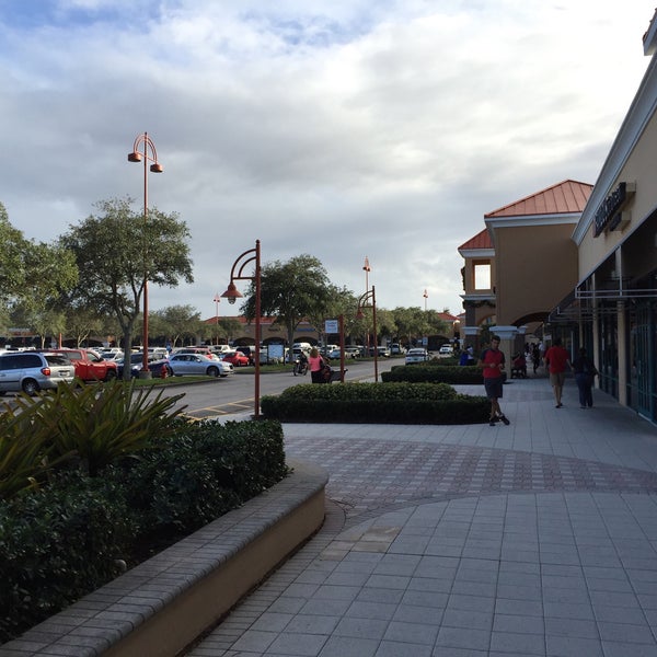 Photo taken at Vero Beach Outlets by Nabil R. on 11/27/2015