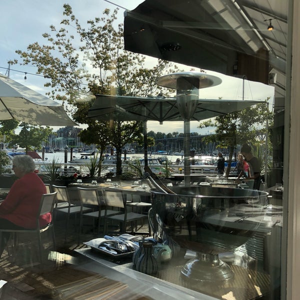 Foto tirada no(a) Ancora Waterfront Dining and Patio por Ozgur D. em 5/31/2018