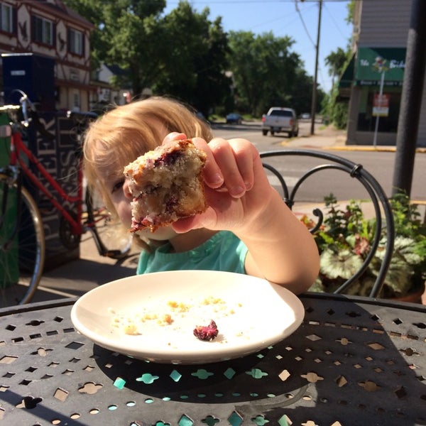 รูปภาพถ่ายที่ Chilkoot Cafe and Cyclery โดย Laura G. เมื่อ 7/13/2014