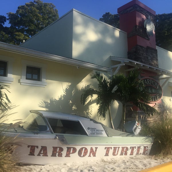 รูปภาพถ่ายที่ Tarpon Turtle Grill &amp; Marina โดย Rebecca and Jeff C. เมื่อ 10/30/2015