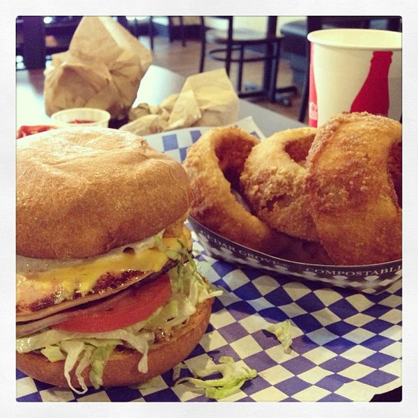 รูปภาพถ่ายที่ Blue Moon Burgers Fremont โดย Spenser H. เมื่อ 4/4/2013