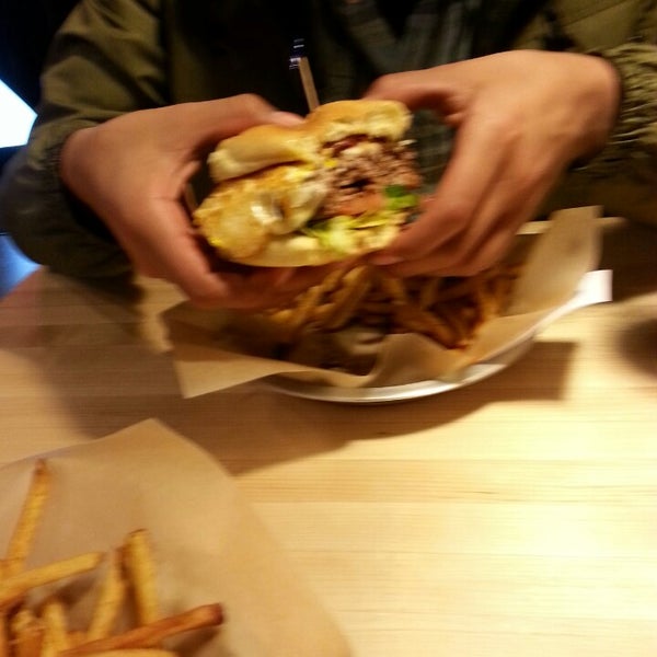 Photo taken at Meatheads Burgers &amp; Fries by Julio L. on 4/7/2013