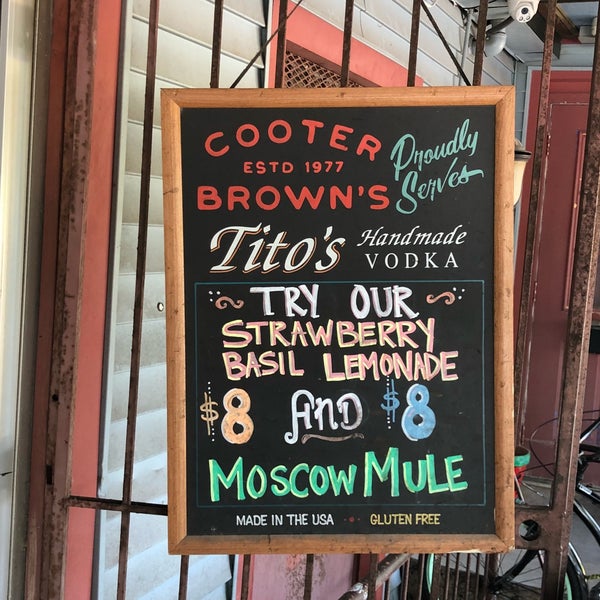 Das Foto wurde bei Cooter Brown&#39;s Tavern &amp; Oyster Bar von Travis B. am 8/12/2018 aufgenommen