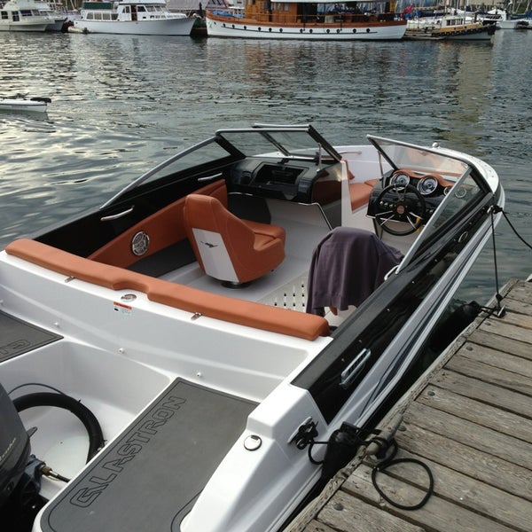 Das Foto wurde bei Granville Island Boat Rentals von Christophe B. am 8/17/2013 aufgenommen