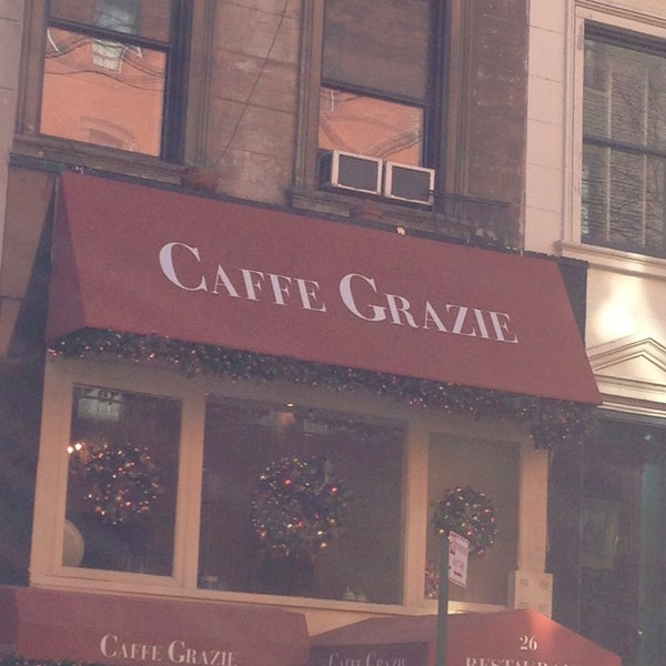 รูปภาพถ่ายที่ Caffe Grazie โดย Zoe D. เมื่อ 12/19/2012